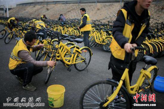 3月3日,天津ofo工作人员对小黄车集中开展了单车维护保养,对刚刚过冬的小黄车进行检修和清洗,用精细化管理手段满足用户出行需求,助力市容市貌文明升级。 <a target='_blank' href='http://www.chinanews.com/'>中新社</a>记者 佟郁 摄 点击进入下一页