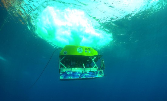 水中的“海马”号深海遥控潜水器(9月18日摄)。新华社发(陈驰摄)