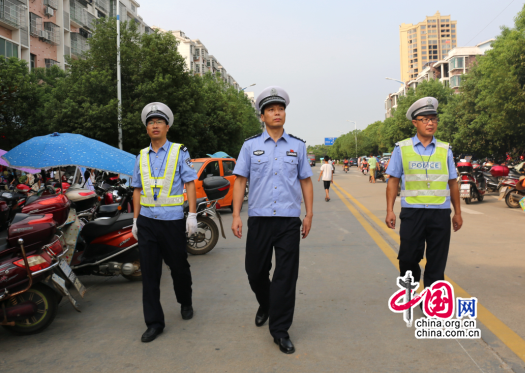 开学首日 万安交警教育深入辖区各中小学检查指导交通和平管理工作