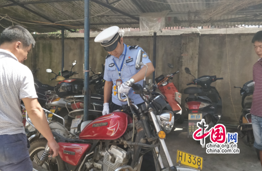 乐平市交警连续整治不法加装遮阳伞