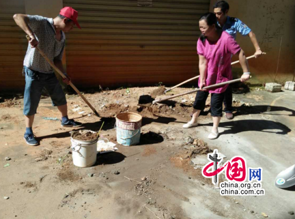 吉水县:在职党员进社区 义务劳动展风度