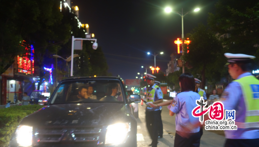 万年县交警“微直播”给力查处酒驾行动