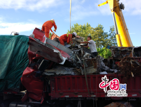 消防大队顿时出动1辆消防车、7名官兵前去现场救助