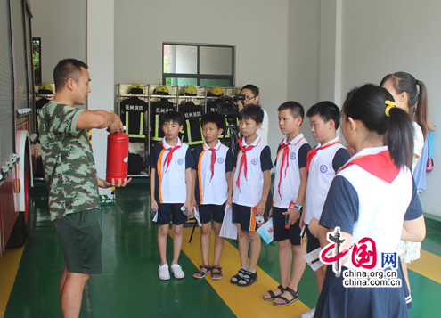 �ϳ�������ӭ��30����СС���ߡ�������롱���龯Ӫ����