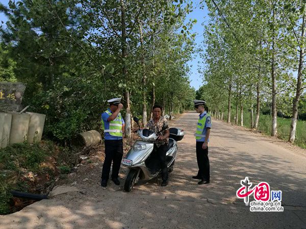对过往摩托车实行逢车必查