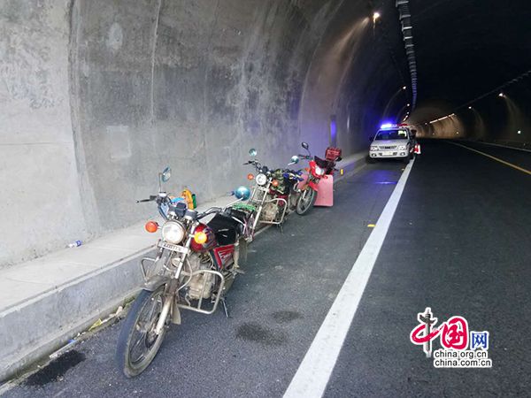 都昌县交管大队操纵警务通寻找信息消除隐患